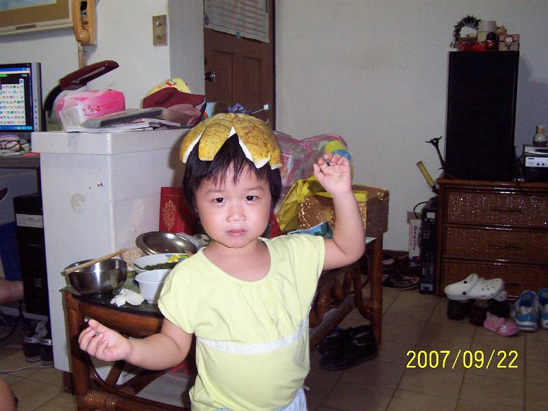 100_1835.JPG - 每年都有戴柚子帽照相, 今年也不例外