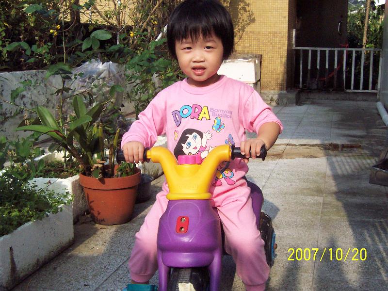 100_1879.JPG - 姐姐騎三輪車
