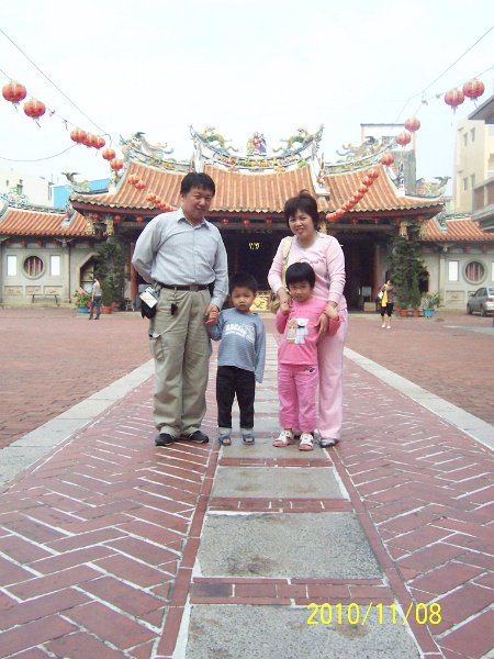 100_4676.JPG - 這是以前讓官員跪拜進來的步道