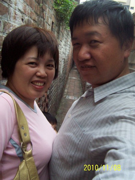 100_4682.JPG - 摸乳巷果然夠狹窄,二人交會真的能擠到奶, 不過也是我夠胖,肚子太大吧! 哈....