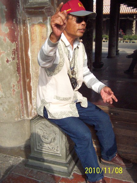 100_4697.JPG - 踩三輪車兼嚮導員的大哥