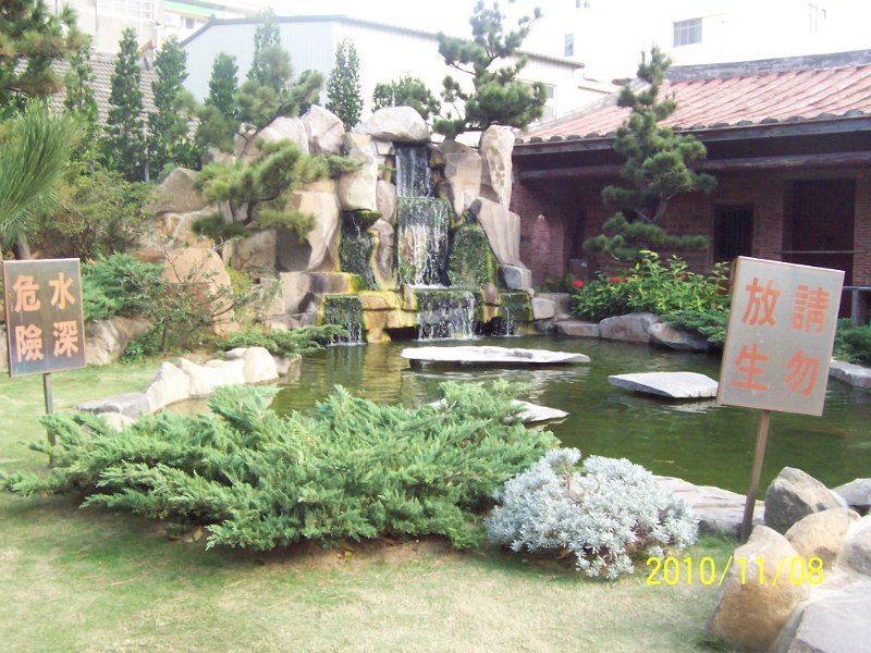 100_4707.JPG - 寺後方還有一個很漂亮的造景