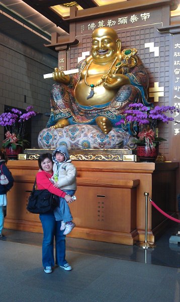 IMAG0055.jpg - 大雄寶殿前的入口處,有彌勒佛坐鎮